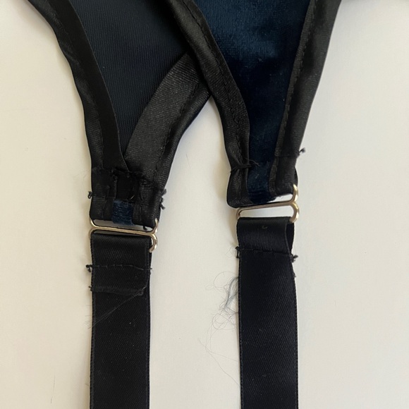 Velvet Lingerie Garter - Picture 5 of 7